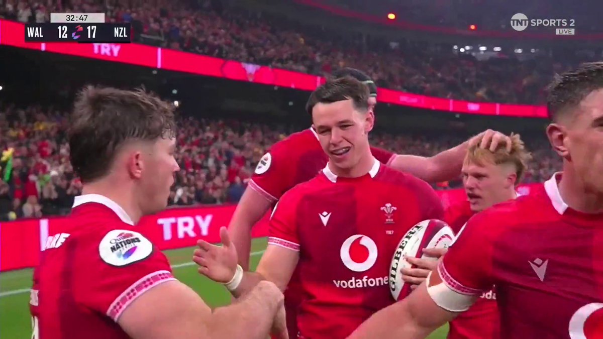 Tom Rogers has another!! 🤩 So much to enjoy in this Wales try 🔥