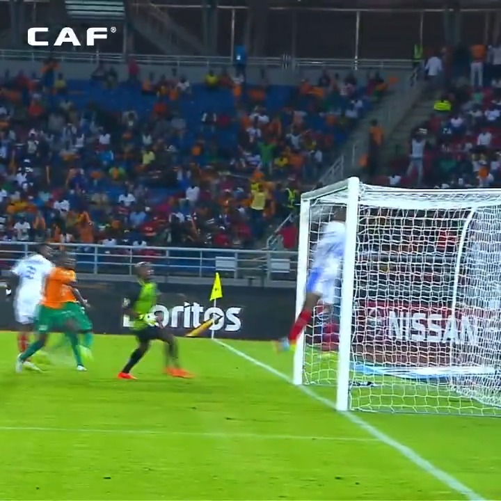 Throwback to 2015 #TotalEnergiesAFCON semi final. 🇨🇩🇨🇮 Gervinho thought he’d scored but Gabriel Zakuani had other ideas. 😮💨