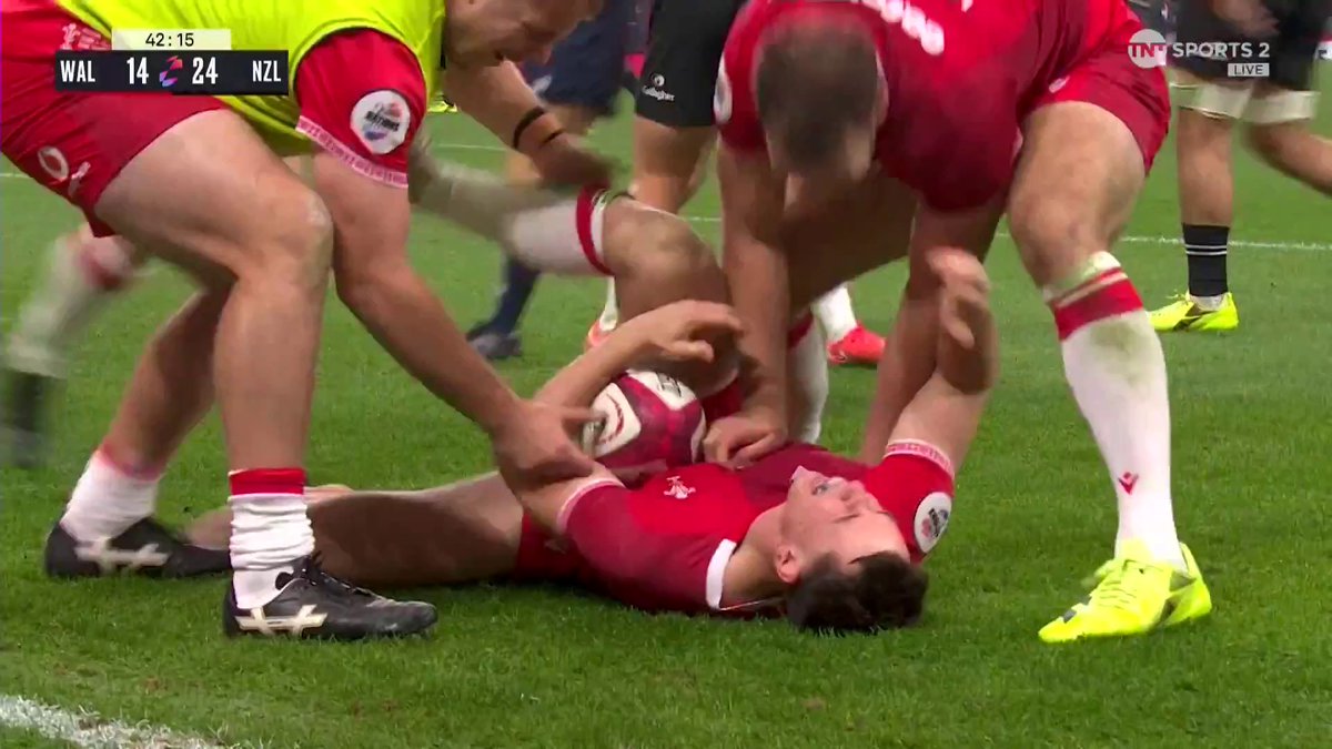 TOM ROGERS HAS A HAT-TRICK AGAINST THE ALL BLACKS 😱 And Wales are right in this contest 🔥