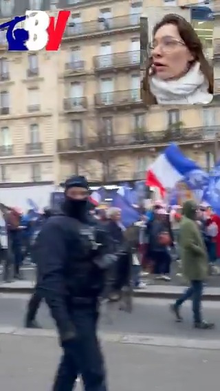 Notre journaliste Aliénor de Pompignan suit le cortège des militantes du Collectif Némésis. « Ces féministes arborent le drapeau français, contrairement au reste du cortège où c’était plutôt le drapeau palestinien. »