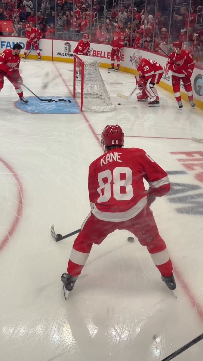 Patrick Kane's got some silky mitts 🧤