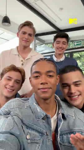 Recebemos um recadinho dos SANTOS BRAVOS e estamos oficialmente alimentados por 7 dias 😭💛 Obrigado, meus meninos! (não aguento com eles falando em português HAHAHA ❤️ #MTVNowBR #SantosBravos
