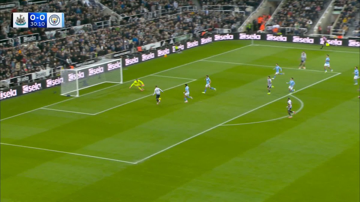 Harvey Barnes passes up a GOLDEN opportunity! 🤯