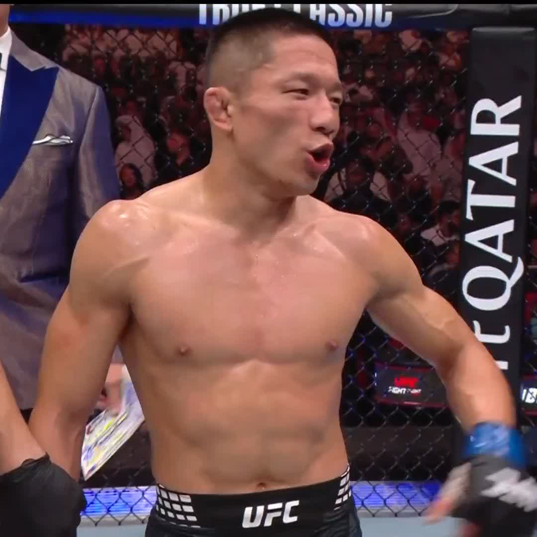 勝ち名乗りを受けて吠える堀口恭司！ #UFC
