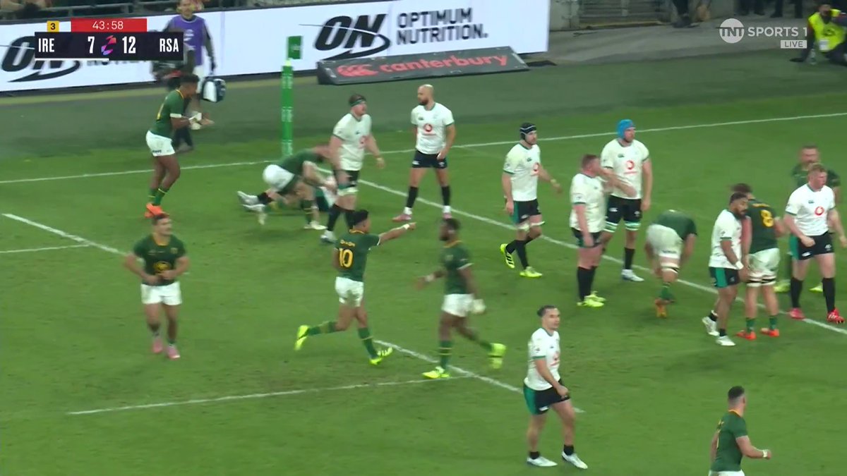 An hour-long first-half ends with a Springboks penalty try and Ireland down to 12 players 😮 Boos ring out around the stadium as the teams head off. It’s all happening in Dublin! 💥