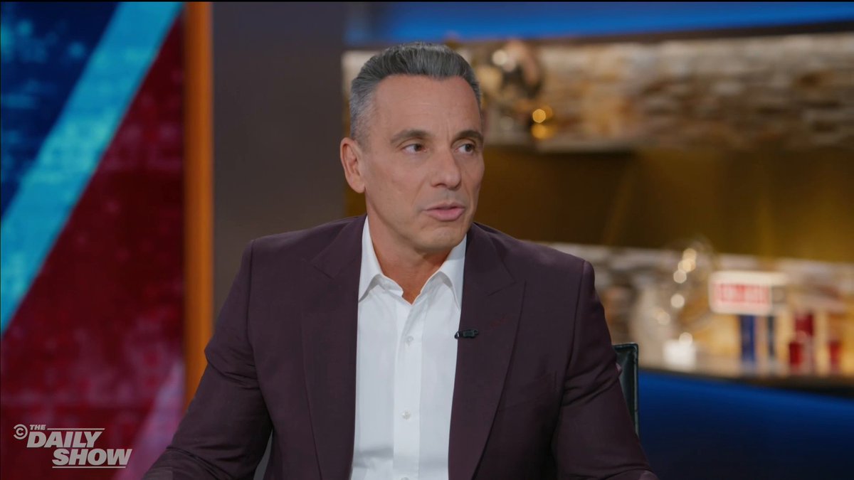 When it comes to social media promotion, Sebastian Maniscalco (Sebastian Maniscalco) prefers the Tom Cruise method: get in and get out