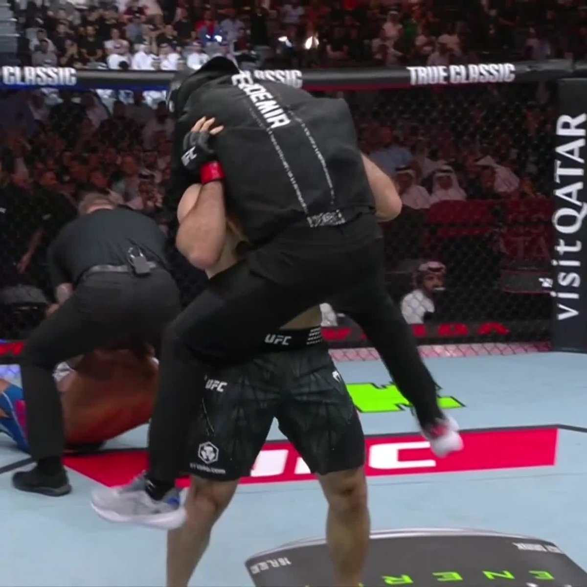 VOLKAN OEZDEMIR WITH A STATEMENT WIN 👏 #UFCQATAR