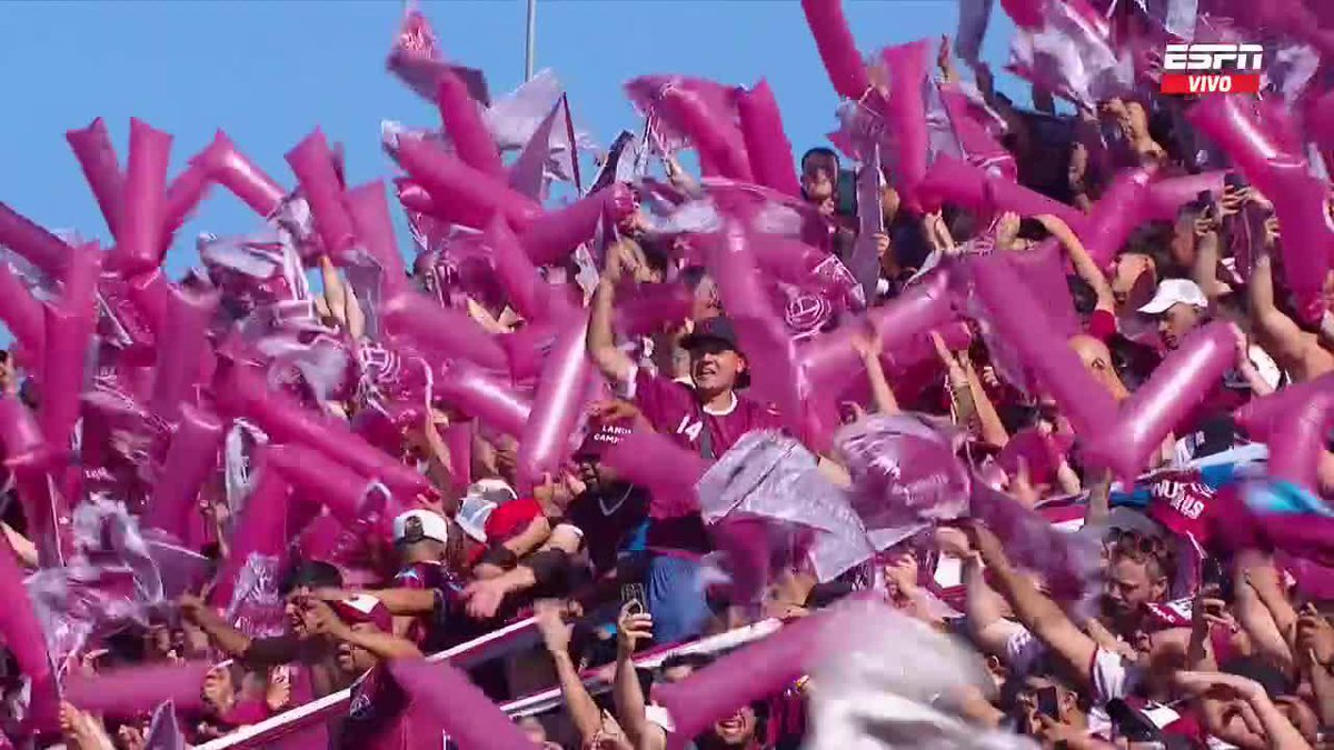 💥⚽ IMPRESIONANTE MARCO FUTBOLERO EN ASUNCIÓN ⚽💥 Los hinchas de Lanús y Atlético de Mineiro brindaron todo el color en el Defensores del Chaco, por la final de la CONMEBOL #Sudamericana. ▶️ Mirá nuestros partidos de 🏆 CONMEBOL #Sudamericana en el Plan Premium de #DisneyPlus