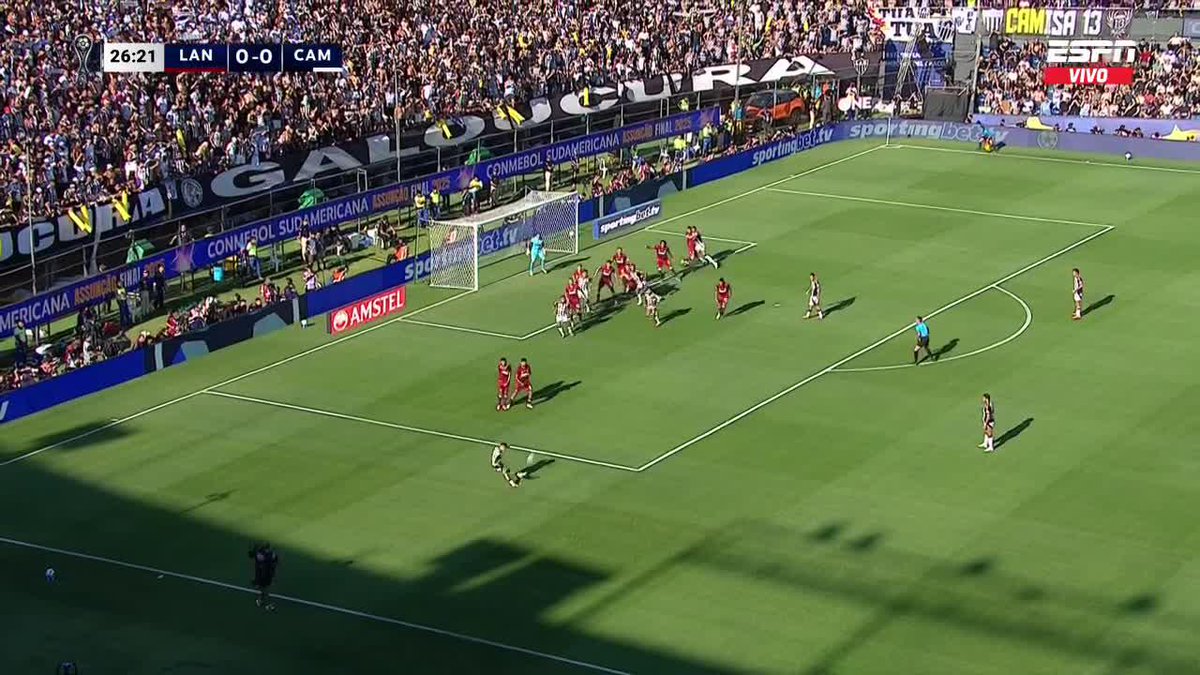 ¡¡ERA PARA CERRAR TODO!! Bernard probó con el tiro libre y estuvo MUY cerca de hacer un verdadero GOLAZO para Atlético Mineiro vs. Lanús. ¡EL PALO SALVÓ AL GRANATE! 📺 Mirá la FINAL de la CONMEBOL #Sudamericana en #DisneyPlus Plan Premium