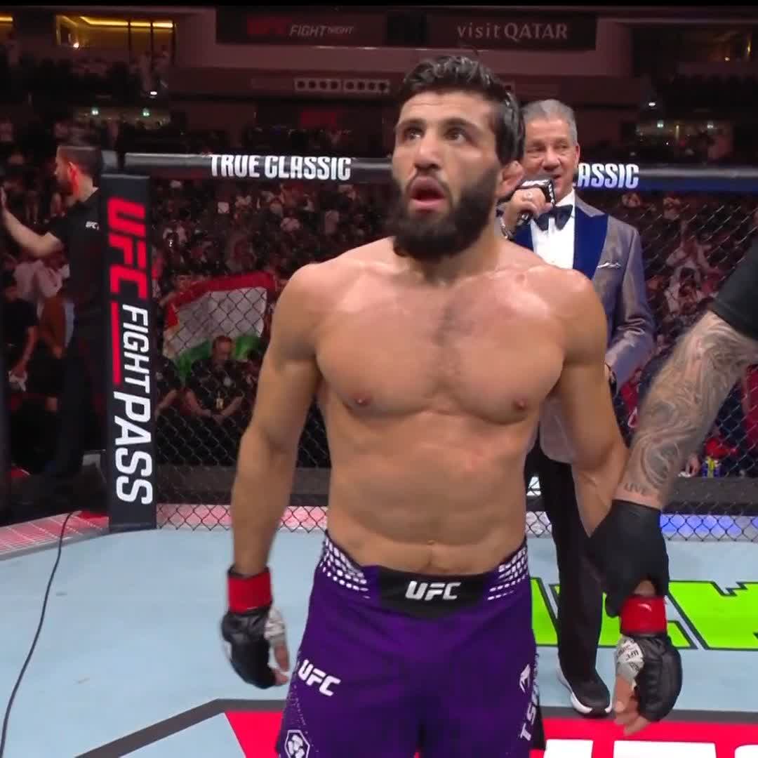 Arman Tsarukyan consigue la victoria por sumisión en #UFCQatar 🏆