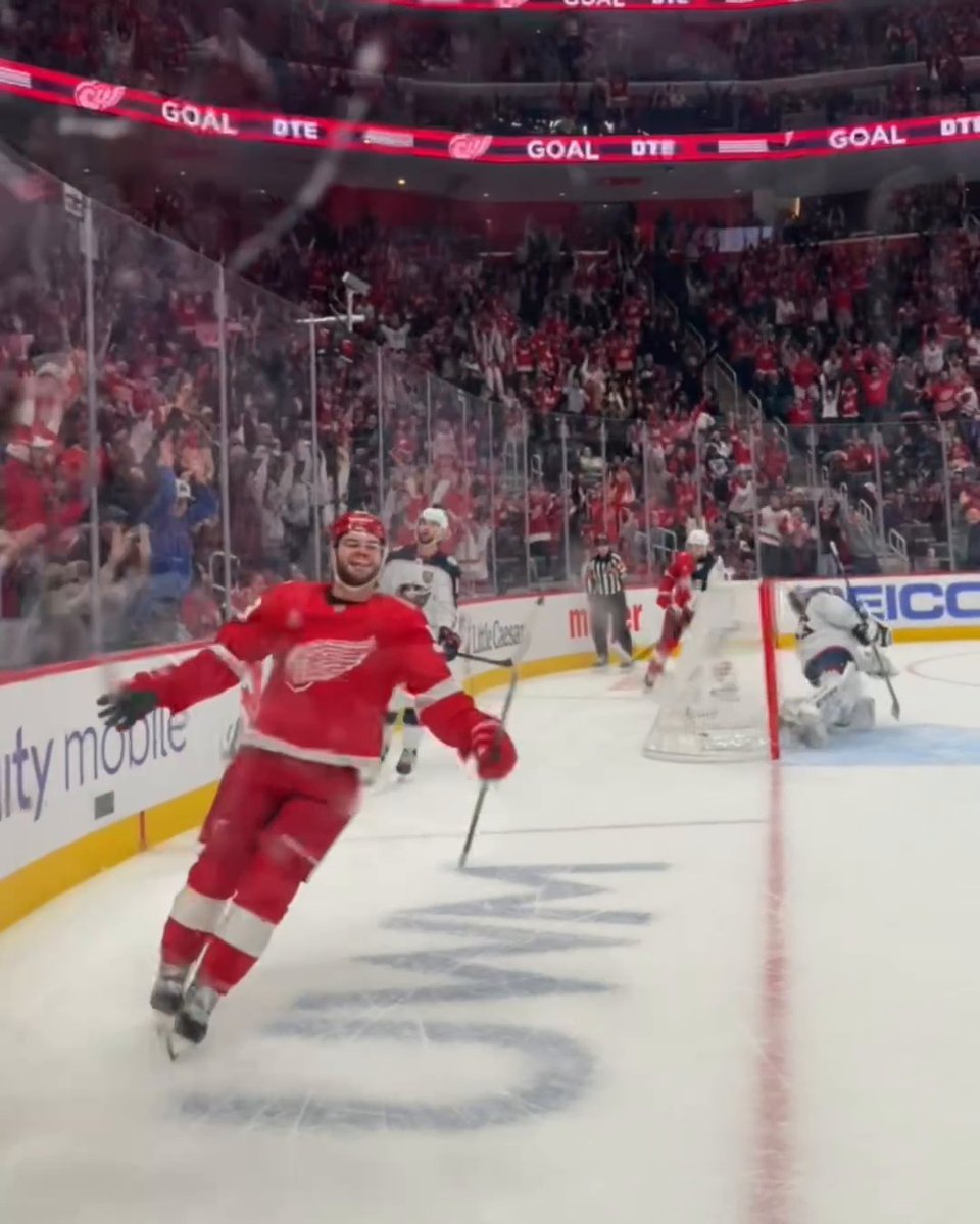That's one incredible crowd pop from Detroit Red Wings fans 🔊