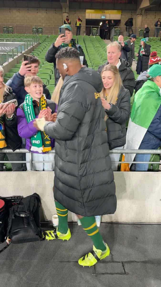 Siya being Siya 🫡 This young supporter didn't have a phone for a selfie, so Siya Kolisi gave him his shorts 🩳