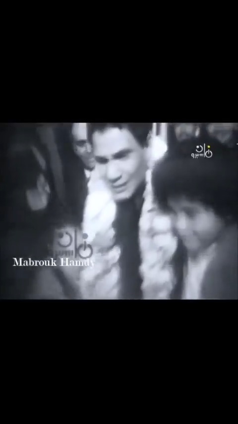 أول مرة أشوف عبد الحليم حافظ بيبكي بالشكل ده ! الفيديو أتصور في المطار بعد رجوعه من رحلة علاج بالخارج استمرت قرابة ست شهور تقريباً واللي ظاهر في الفيديو معاه كما يُقال إنهم أولاد اخواته .. الله يرحمه ويغفرله ❤️