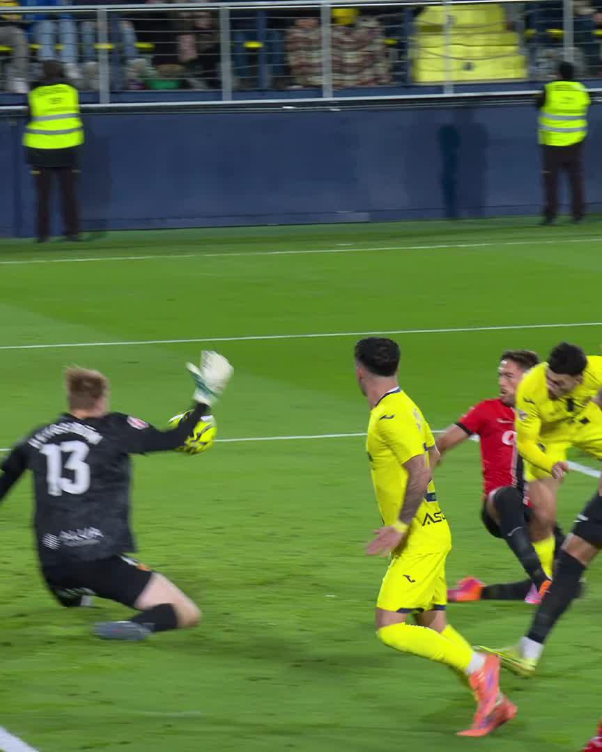 ¡QUÉ PARADA, BERGSTROM! 👏 VillarrealMallorca | LALIGAHighlights