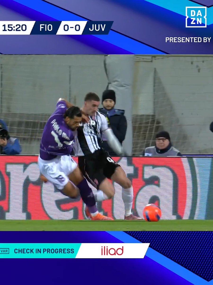 Vlahovic scappa via con una magia 💥 Rigore per la Juventus 👀⚠️ Ma l’arbitro ed il VAR dicono NO: fallo in attacco! 🖥️ ❌ #Vlahovic #FiorentinaJuventus #SerieAEnilive #DAZN