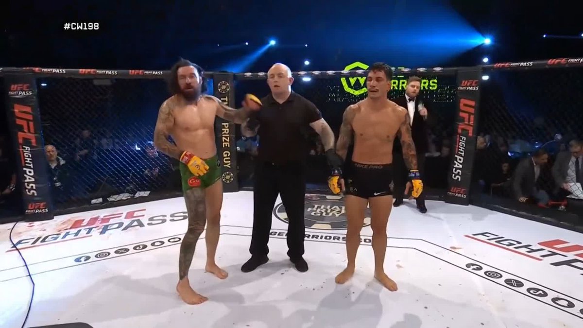 Chris Bungard gets it done 👏 A thrilling scrap from start to finish! But tonight, it was a good night for The Bad Guy 🫡 #CW198