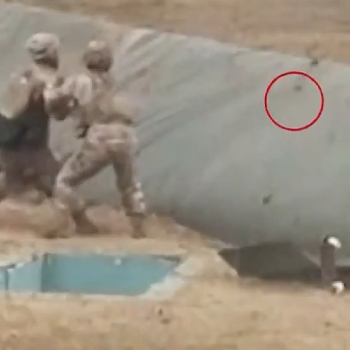 🇨🇳 | Recluta chino lanza una granada y casi explota junto con su instructor Durante un entrenamiento militar en China, un recluta lanzó una granada incorrectamente y puso en riesgo tanto al propio soldado como al instructor.
