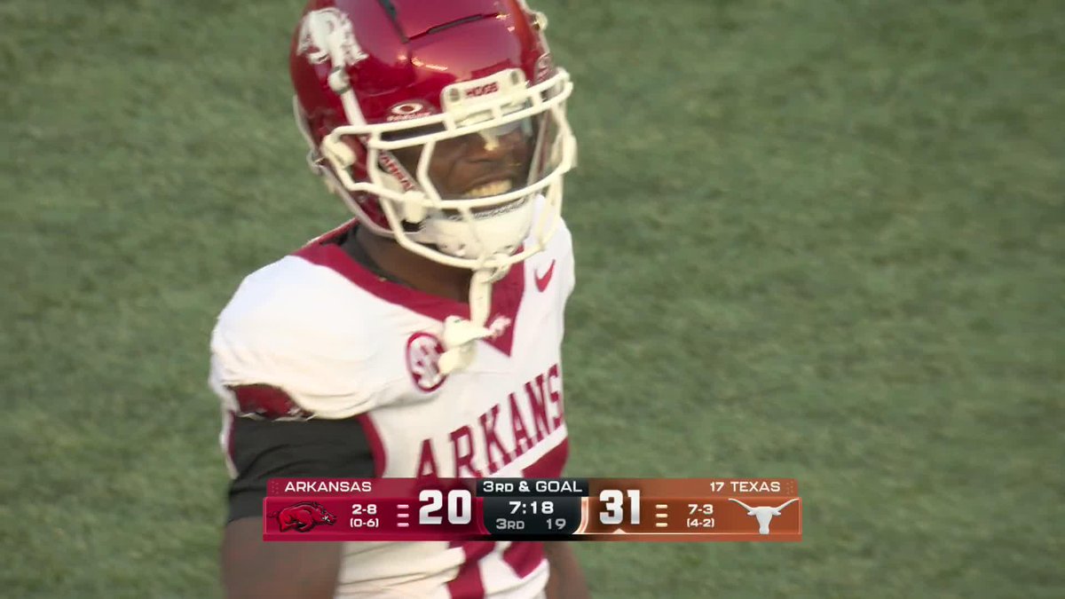 ARCH MANNING EXTENDS THE PLAY AND THROWS A DIME FOR SIX 🔥