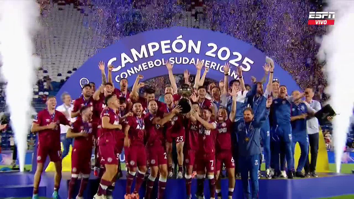 MOMENTO PARA LA HISTORIA: ¡¡LAUCHA ACOSTA Y CALI IZQUIERDOZ LEVANTARON LA SEGUNDA #Sudamericana EN LA HISTORIA DE LANÚS!! 📺 Mirá la FINAL de la CONMEBOL #Sudamericana en #DisneyPlus Plan Premium