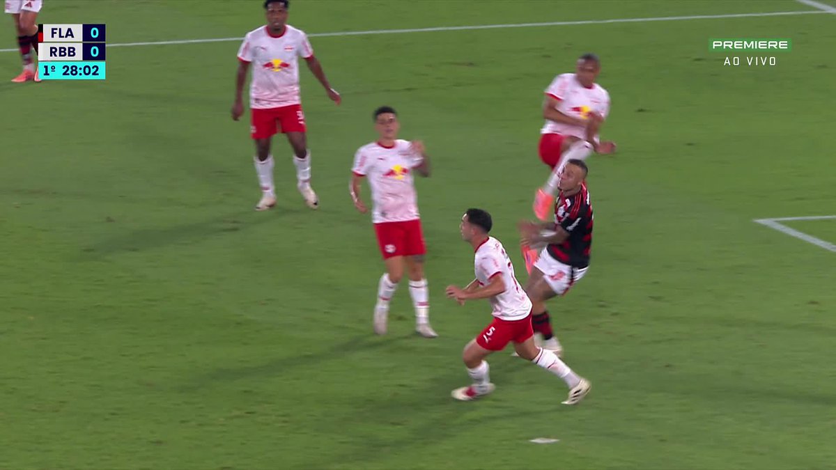 O lance de Jhon Jhon com Everton Cebolinha. PC Oliveira, comentarista de arbitragem da Globo, afirma que o lance foi acidental, Jhon Jhon pega na bola primeiro e, portanto, não houve pênalti para o Flamengo. Opiniões? 🎥 Premiere | ge