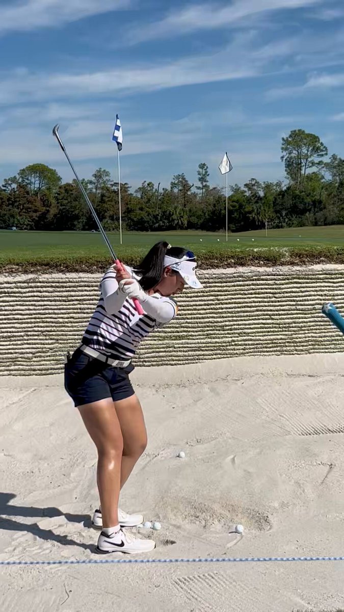 One of the cool things about Tiburon is that the practice bunker is incredibly close to where fans can stand. It’s super easy to get a closeup of the best players working in the sand. Here’s Jeeno hitting a couple: