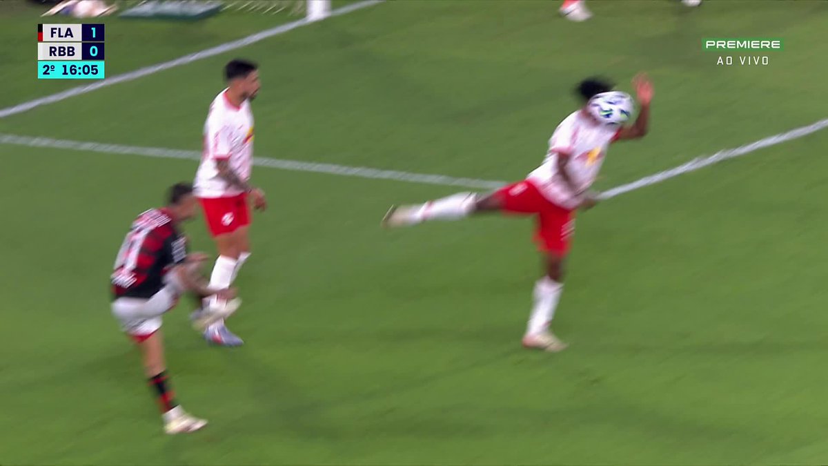 O lance do pênalti marcado para o Flamengo contra o Red Bull Bragantino. Jorginho bateu e fez 2 a 0 para o Rubro-Negro. 🎥 Premiere | ge