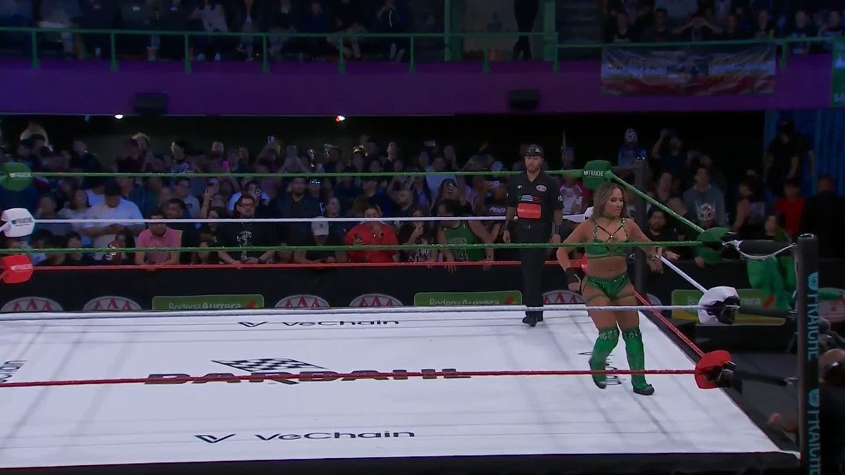 WWE NXT star Lola Vice makes her entrance at AAA Alianzas ahead of the big Mixed Tag Team Title match! ๐