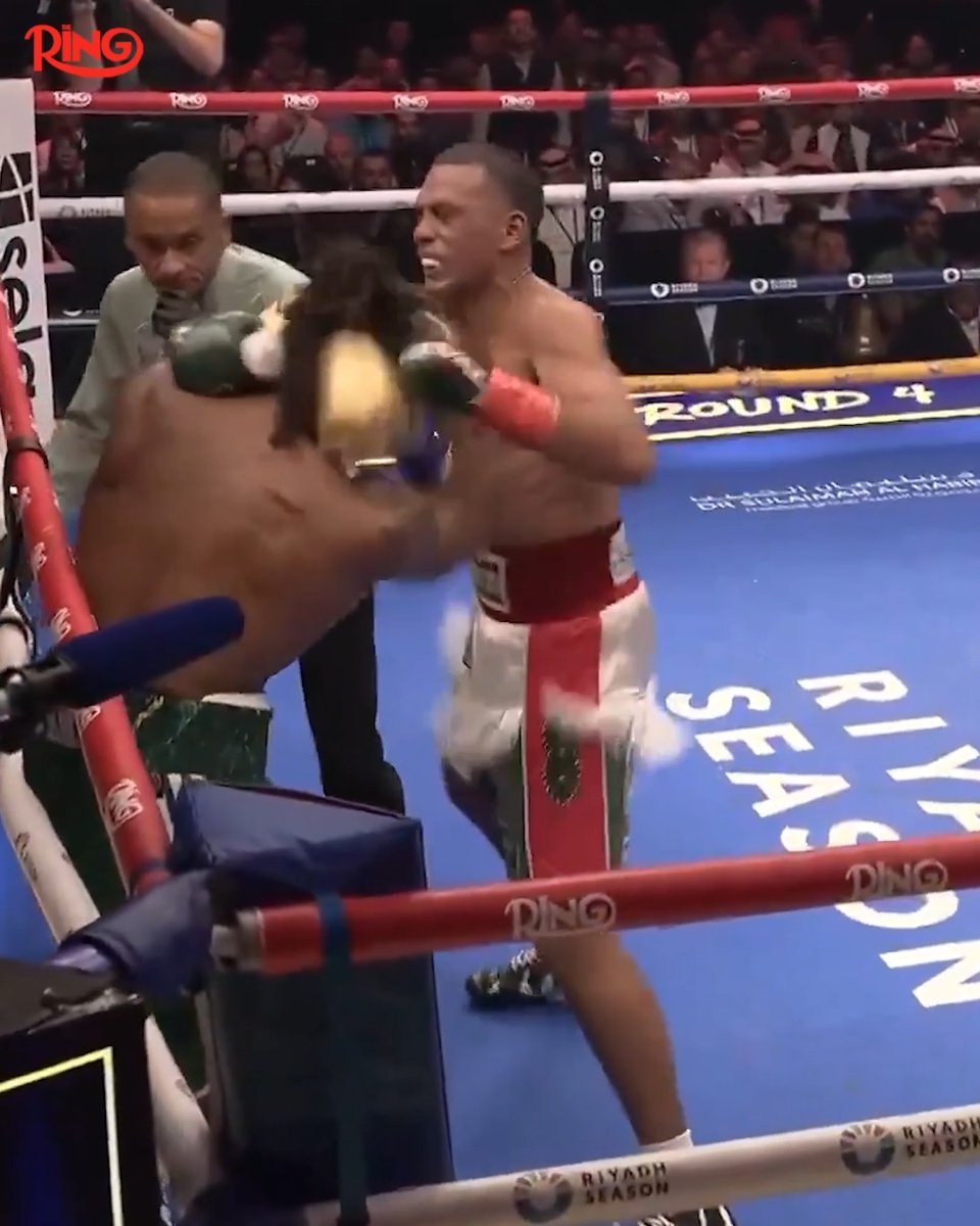 THIS COMBO BY BENAVIDEZ 🫨 #TheRingIV on DAZN | موسم الرياض | Riyadh Season 🥊