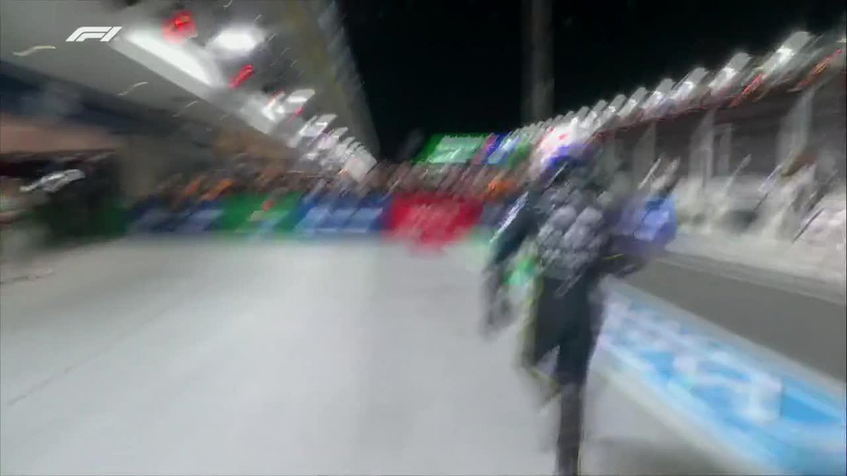 Max Verstappen runs to his team after winning the Las Vegas Grand Prix 😍