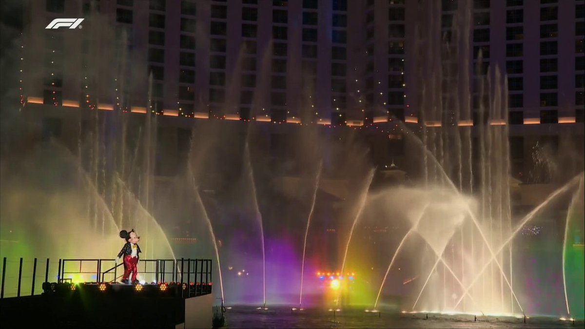 UNREAL 🤩 Mickey Mouse led the Bellagio Fountain Show 🔥