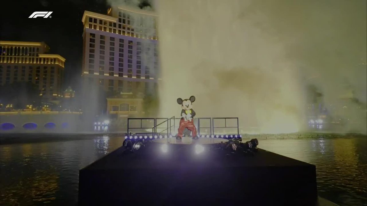 ESPECTACULAR: drones, fuente de agua, fuegos artificiales, la esfera y Mickey Mouse presente. ¡Sensacional show de la Fórmula 1 junto a Disney! 📺 #LasVegasGP | Toda la temporada de #F1 por #DisneyPlus Plan Premium
