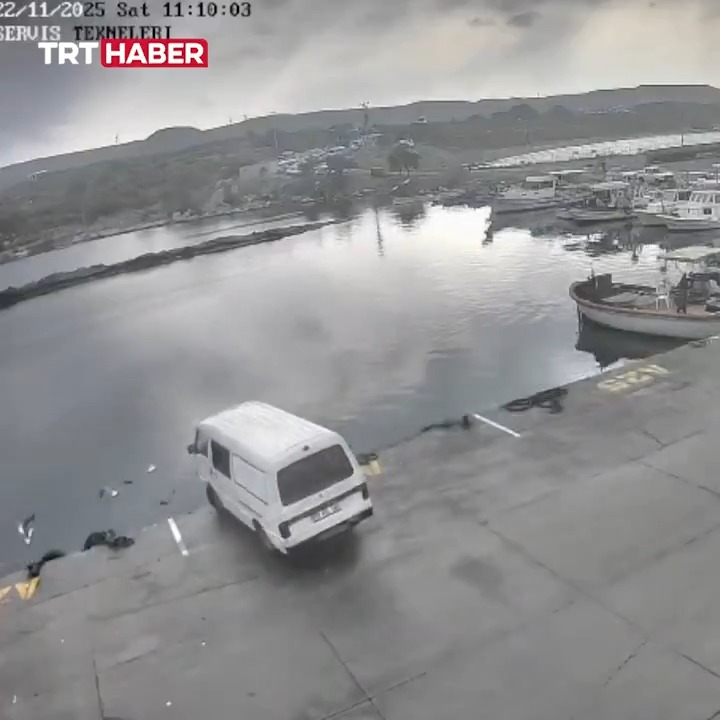 Aydın’ın Didim ilçesinde kontrolden çıkarak denize düşen araca ait yeni görüntüler ortaya çıktı.