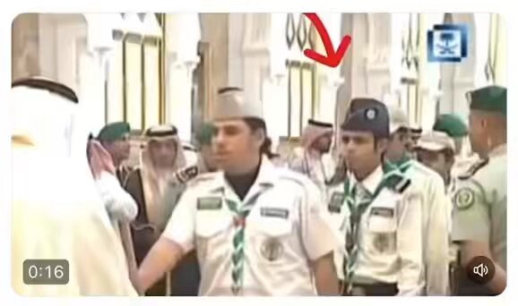 مواطن أهدى الملك سلمان قلمه🤍 ركزوا على ابتسامة الملك الله يحفظه🤍 شوفوا قبوله للهدية وتواضعه وأبوّته للمواطنين الله يطول بعمره ويزيده رفعه 🤲🏼🇸🇦