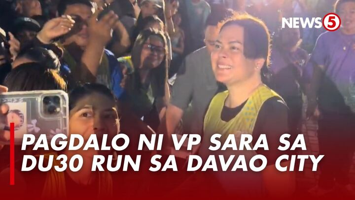 DU30 RUN 2025 🏃🏻‍♂️ Dinaluhan ni Vice Pres. Sara Duterte ang inorganisang fun run na "DU30 Run" sa Coastal Road, Davao City kaninang umaga, Nov. 23. Nagbigay ng talumpati si Duterte bilang bahagi ng programa. | via Bryll Montalvo