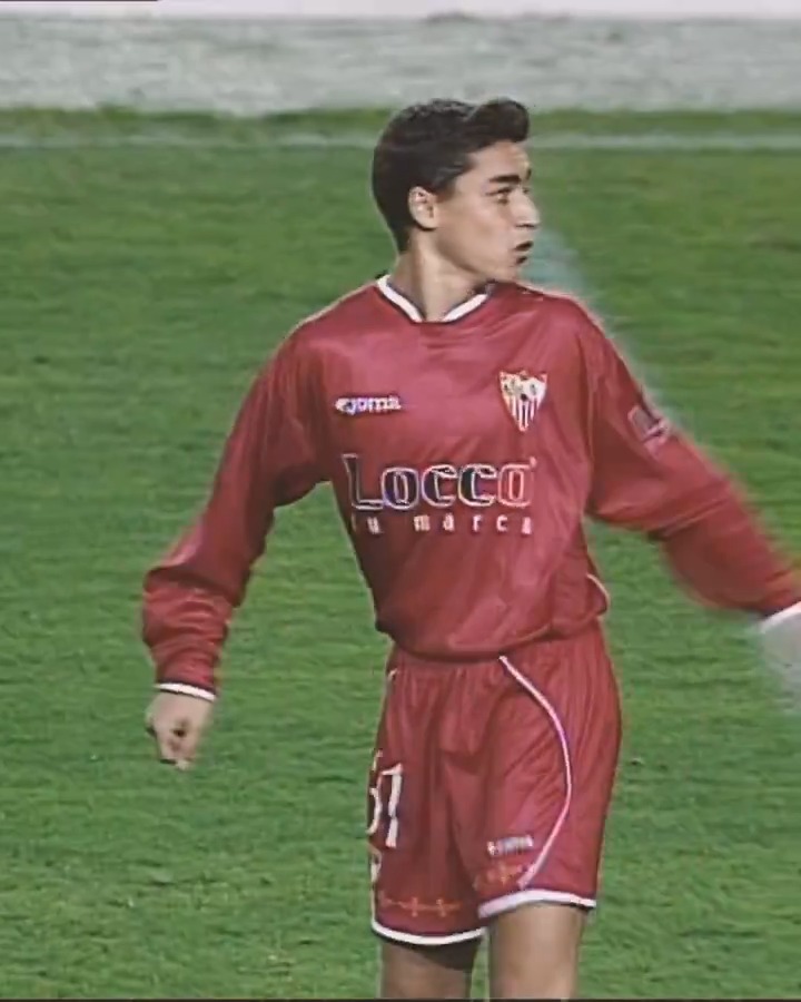 El primer día de una leyenda. ❤️ Tal día como hoy, hace 22 años, Jesús Navas disputaba su primer partido con el Sevilla Fútbol Club en LALIGAEASPORTS. LALIGAHistory