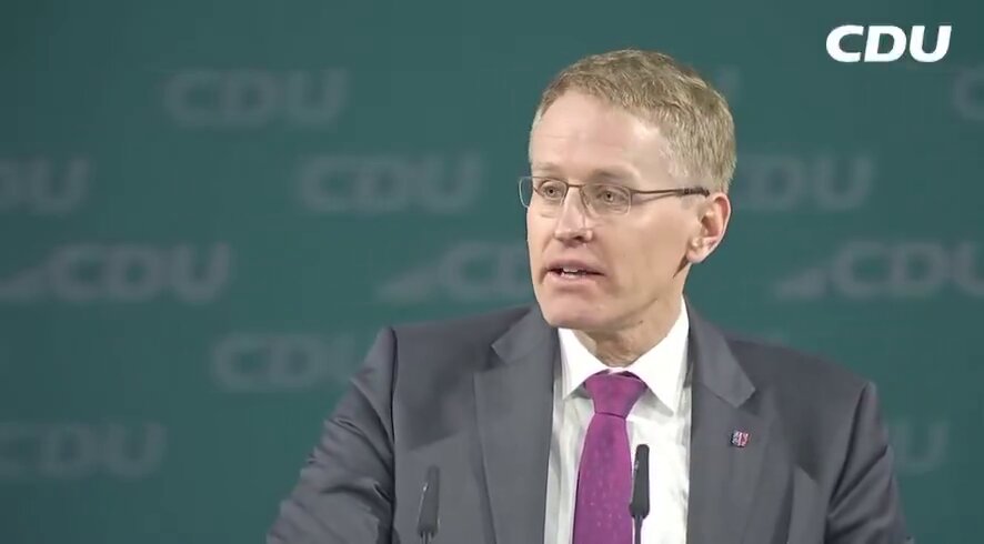 So sieht „Einigkeit“ in der CDU aus: Daniel Günther applaudiert Jo Wadephul dabei, die Abschiebeoffensive des Außenministers rhetorisch zu torpedieren.