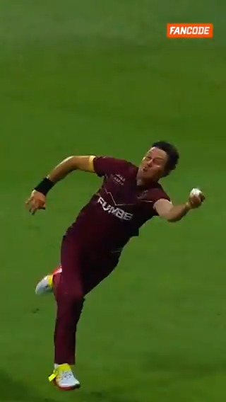 A STUNNING CATCH BY TRENT BOULT. 🤯