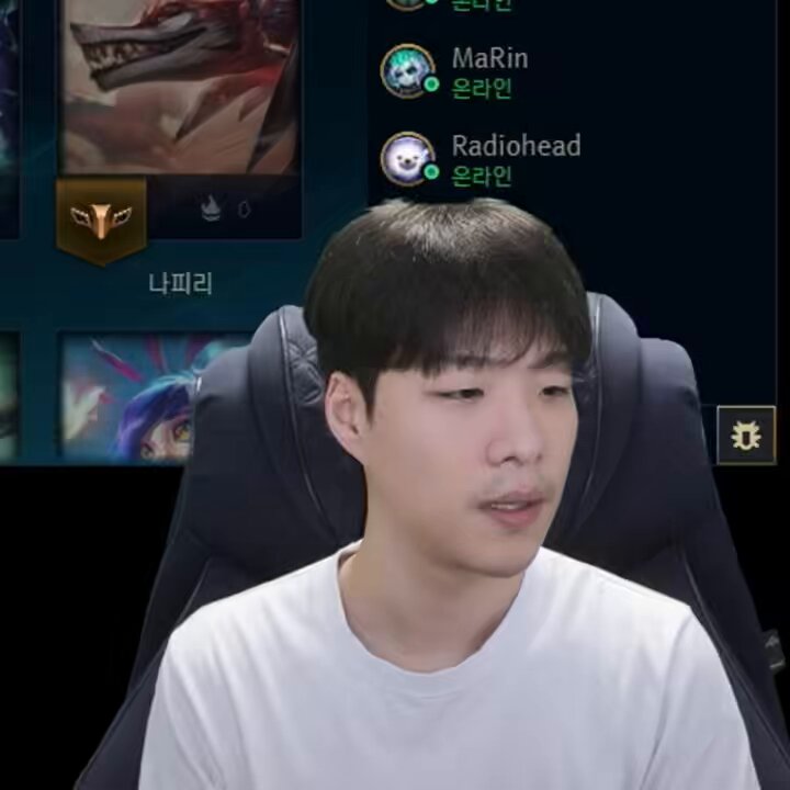 송경호 지 사인 팔아서 투표 독려하러 돌아다니고 있으니까 채팅창에서 왕호한테 전화 걸어서 왕호 사인도 팔라고 했더니 🐜 나 왕호는 안 건들고 싶어 🐜 왕호가 자기 방송에서 스포트라이트 받게 하고싶어 송경호 진짜 주책 ㅅㅂ 그래봣자 니동생 던파페스티벌 이틀연속출석