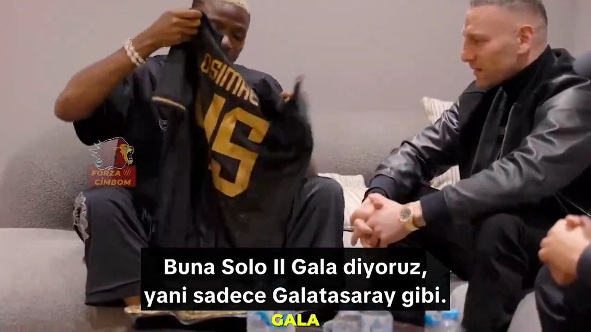 MMA dövüşçüsü Kerim Engizek'e Solo Il Gala kutusu hediye eden Victor Osimhen: "Buna "Solo Il Gala" diyoruz, yani sadece Galatasaray gibi. Burada benim imzam ve maskem var. Sınırlı üretim. Gala amblemi var. Sen şampiyonsun, ben de şampiyonum. Ben ve ailem adına sana sunuyorum."
