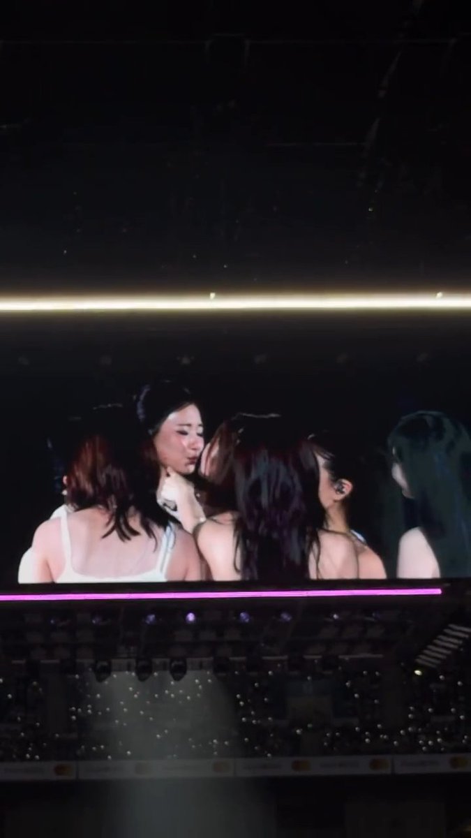 THE GIRLS RUSHING TO COMFORT TZUYU STARTING TO CRY, SANA ALMOST KISSING HER ON THE LIPS 😭