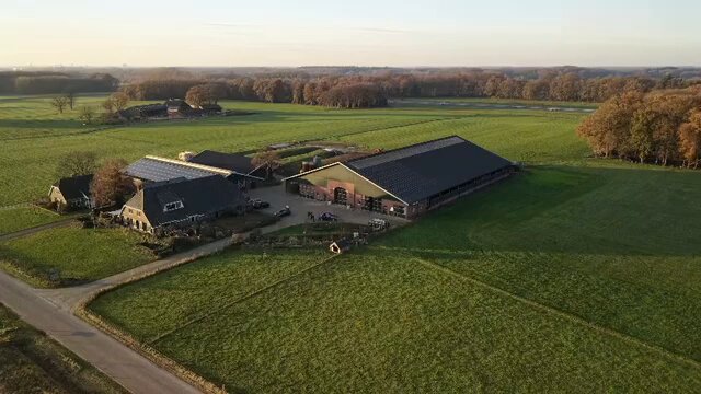 Een 360° van onze boerderij ☺️😇 Altijd leuk als er een groep “drone vliegers” bij jou op het erf vergaderd 🤭😉 #MariahoeveOxe #FarmLife