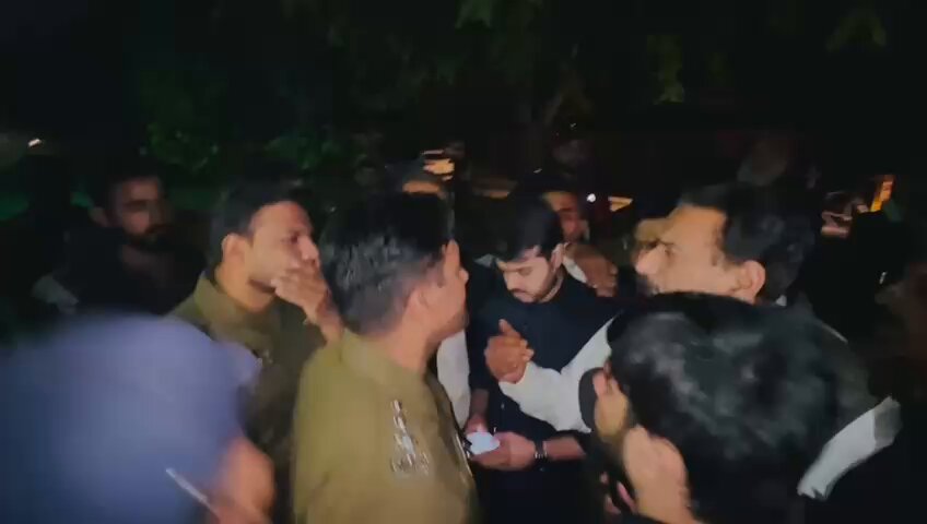 پولیس نے آر او آفس کو چاروں طرف سے گھیر لیا،اپوزیشن لیڈر پنجاب اسمبلی معین قریشی کو صرف تحریک انصاف کے امیدوار چودھری ارسلان کو جانے کی اجازت نہیں دی جارہی،ہمارے پاس تمام پولنگ اسٹیشنز کا رزلٹ آرہا ہم بھاری اکثریت سے جیت رہے ہیں۔پولیس مسلسل بدتمیزی کررہی،