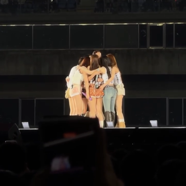 TWICE's group hug after Tzuyu read her letter to Taiwan ONCE 🥹