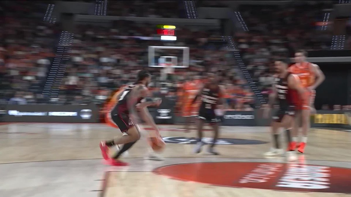 Pffffffffff, vaya reverso y encima 2+1 🤯 Qué talento, qué magia tiene Sergio De Larrea Asenjo #TodosPorLaInfancia | #LigaEndesa | 📺 DAZN España