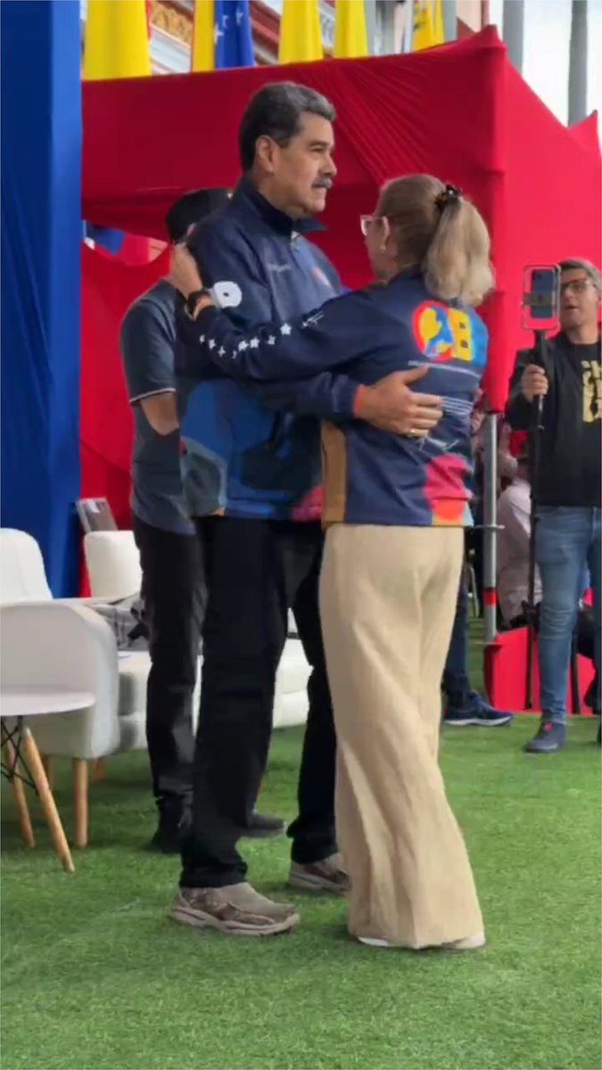 🇻🇪 El presidente venezolano, Nicolás Maduro, bailó con cientos de jóvenes durante las celebraciones del Día del Estudiante en el Palacio de Miraflores, en Caracas
