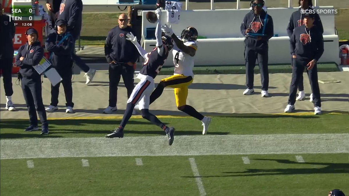 Nahshon Wright snagging it out of the air! An early takeaway for the Chicago Bears defense