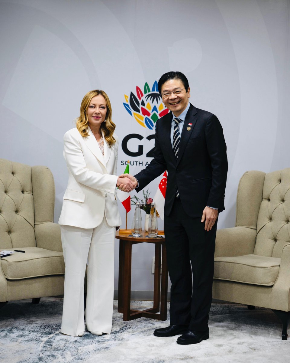 Ho incontrato oggi il Primo Ministro di Singapore, Lawrence Wong, a margine del Vertice G20 in Sudafrica. Insieme abbiamo ricordato il 60° anniversario dell’instaurazione delle relazioni diplomatiche tra Italia e Singapore e abbiamo convenuto sull’opportunità di elevare ulteriormente il livello della collaborazione bilaterale, lavorando a un Piano d’Azione triennale per rafforzare il dialogo politico, potenziare gli scambi commerciali e favorire gli investimenti. Abbiamo inoltre concordato sull’importanza di approfondire la collaborazione in campo scientifico e tecnologico, in particolare nel settore dell’intelligenza artificiale.