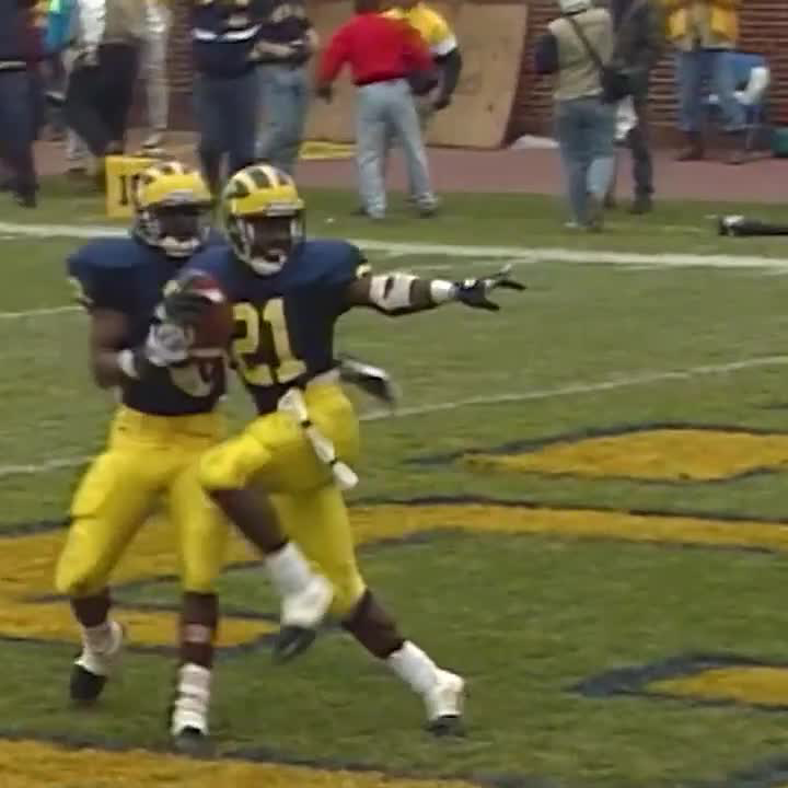 HELLO, HEISMAN! 🗣️🎙️ #OTD in 1991, Desmond Howard's iconic punt return highlighted No. 3 Michigan Football's 31-3 win over No. 18 Ohio State.