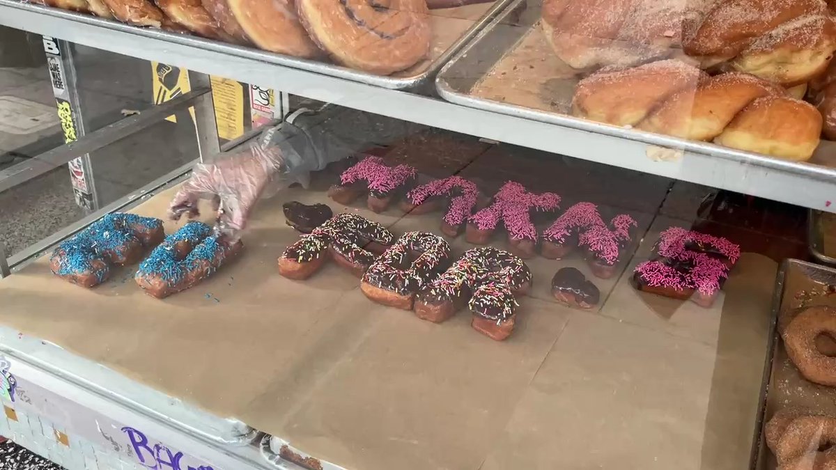 Andrea Castellanos spells out a special message to Bob’s Donuts customers at the shop’s 1621 Polk location in San Francisco. Today was the last baked batch at the shop’s original location. 🎥: Bronte Wittpenn