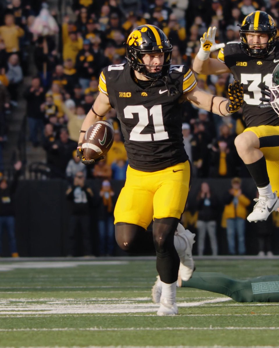 🗣️ There goes Kaden Wetjen to Iowa immortality! Iowa’s new all-time return touchdown record holder.